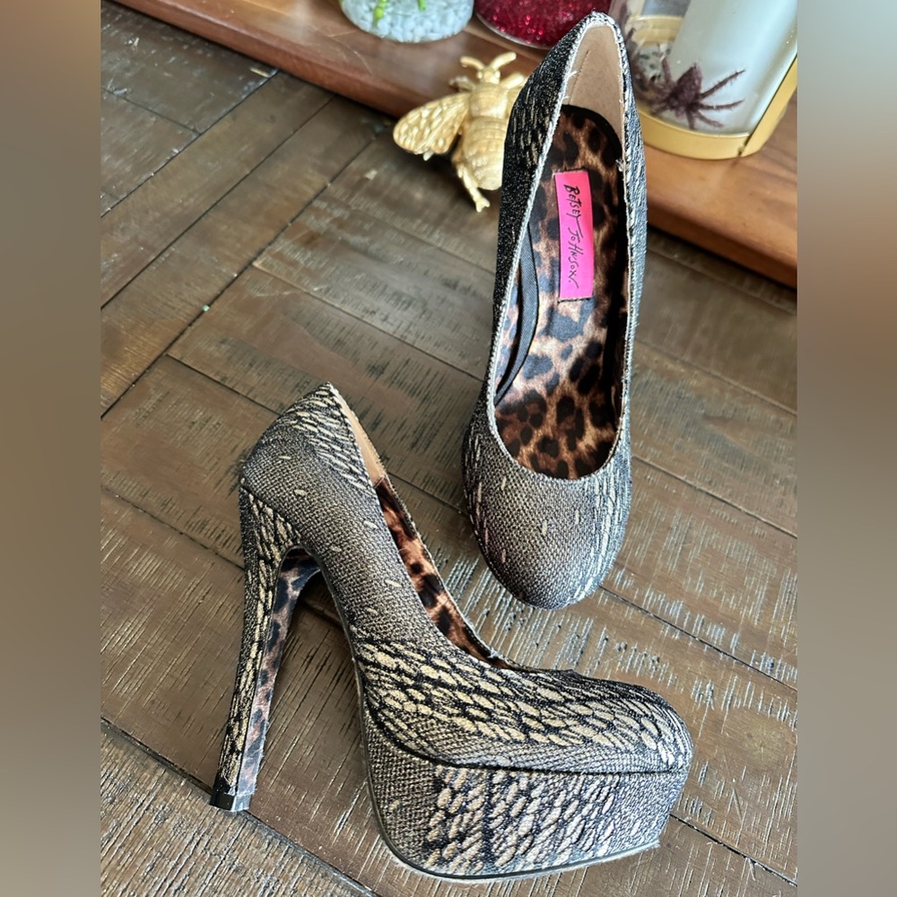 Betsy Johnson platform heels. Size 6 new!